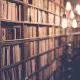 Ein Gang in einer Bibliothek ausgeleuchtet mit Lampen