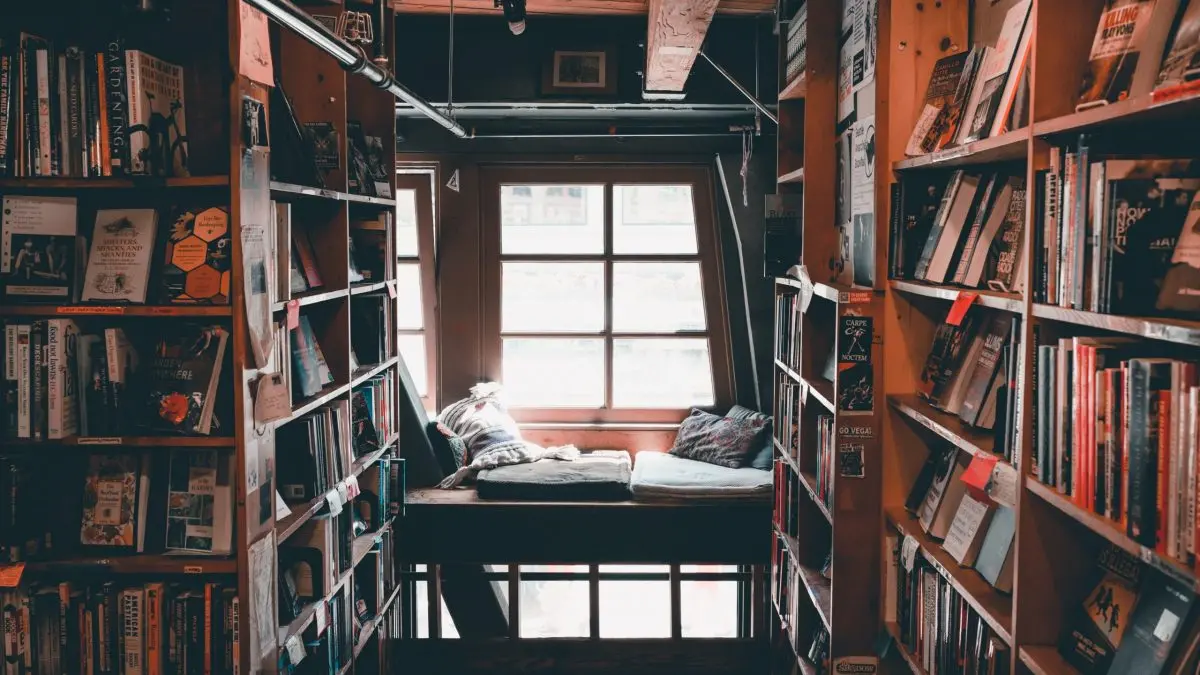 Eine gemütliche Bibliothek mit einem Sitzplatz am Fenster