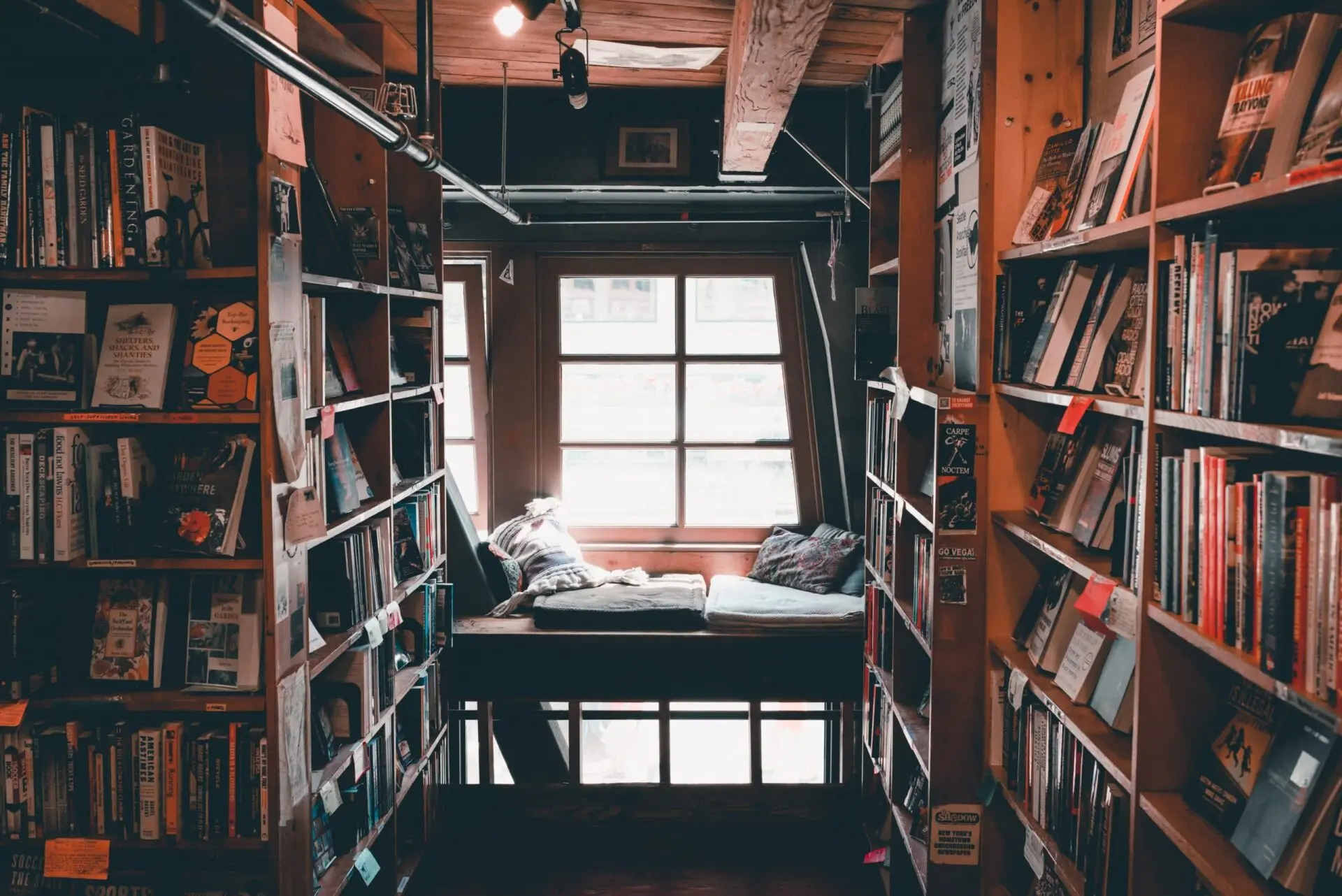 Eine gemütliche Bibliothek mit einem Sitzplatz am Fenster
