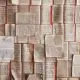 Aufgeschlagene Bücher auf dem Boden verteilt
