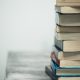 Auf einem Tisch gestapelte Bücher