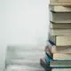 Auf einem Tisch gestapelte Bücher
