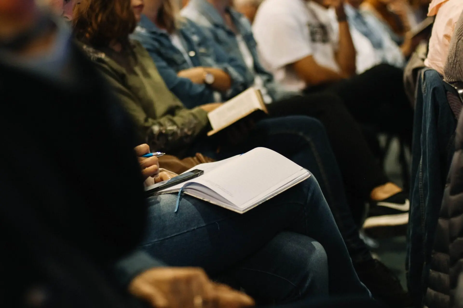 Business Veranstaltung mit sitzenden Besuchern