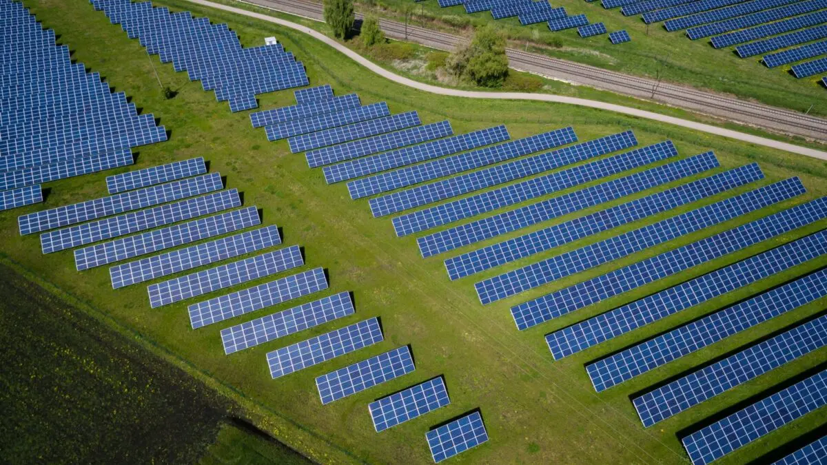 Solarpaneele auf einer Wiese