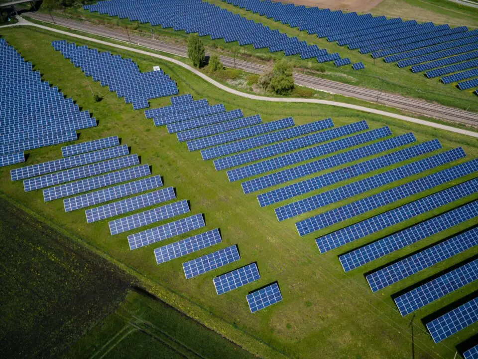 Solarpaneele auf einer Wiese