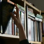 Bücher in einem Regal