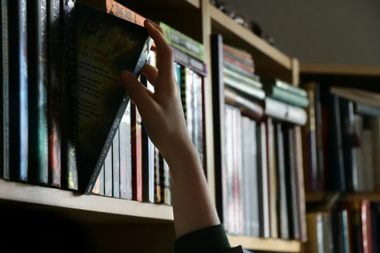 Bücher in einem Regal
